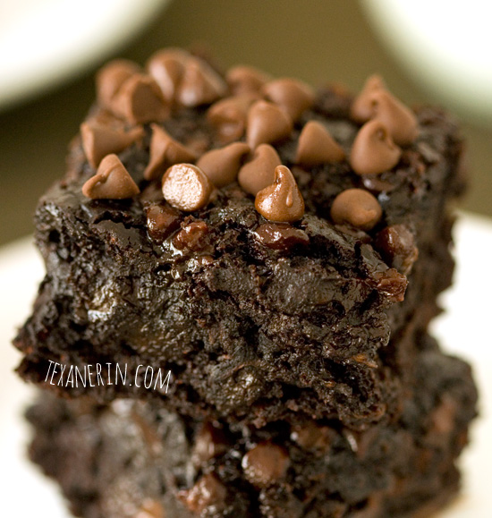100% Whole Grain + Dairy-free Chocolate Zucchini Brownies - nobody will have a clue that these are almost fat free! | texanerin.com