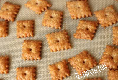 Homemade 100% Whole Wheat Cheese Crackers - even better than the ones at the store! | texanerin.com