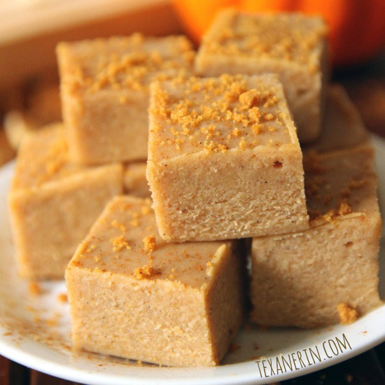 No bake white chocolate pumpkin fudge – super quick and easy! | texanerin.com