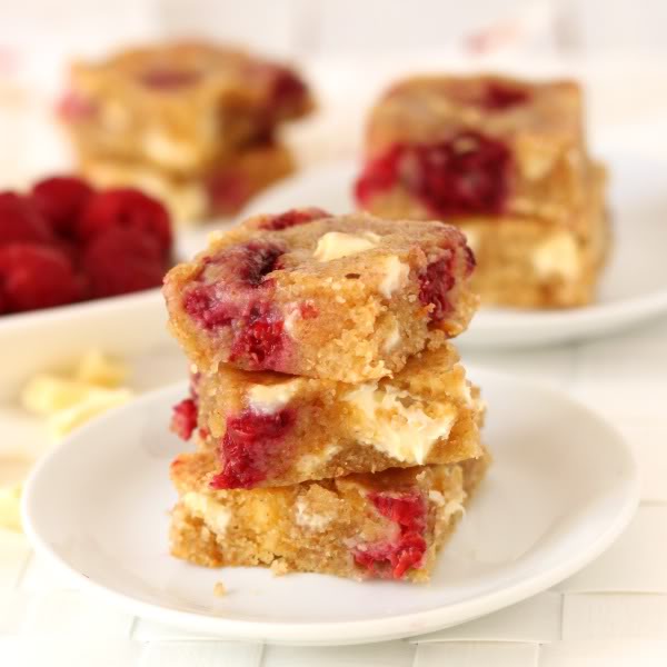 100% Whole Grain White Chocolate Raspberry Blondies | texanerin.com