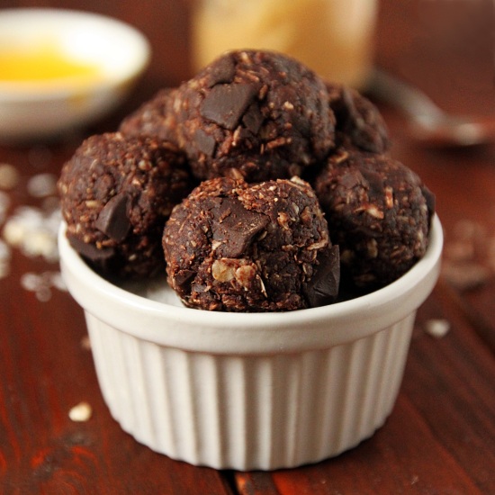 Gluten-free and Dairy-free Peanut Butter Chocolate Oat Balls | texanerin.com