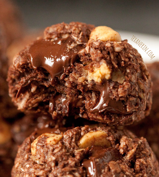 Chocolate Peanut Butter Macaroons - gluten-free, dairy-free and 100% whole grain, these healthier macaroons are quick and easy to make and taste amazing! | texanerin.com