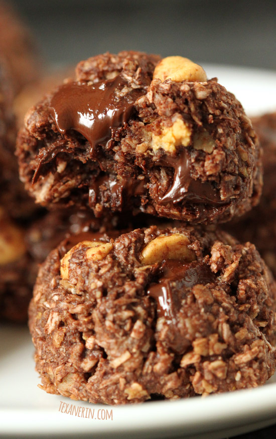 Chocolate Peanut Butter Macaroons - gluten-free, vegan, and 100% whole grain, these healthier macaroons are quick and easy to make and taste amazing!