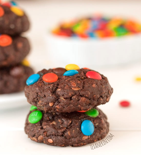 Healthier 100% Whole Grain Chocolate M&M Cookies | texanerin.com