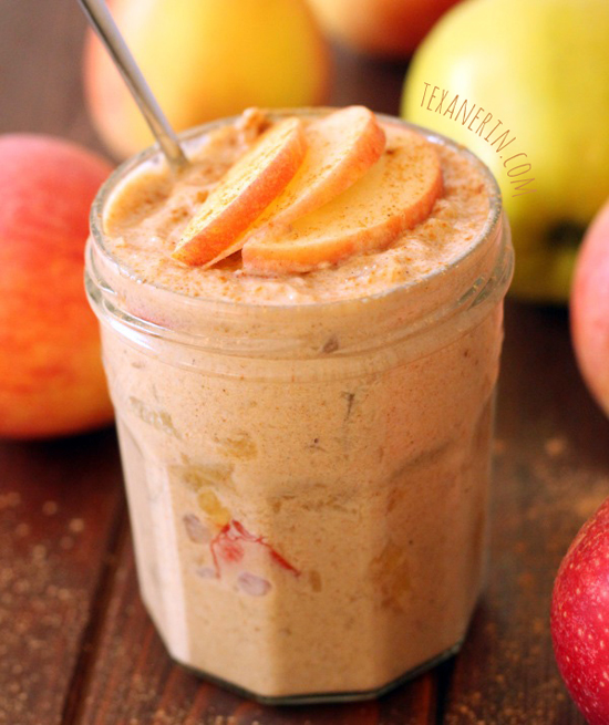 Apple pie smoothie – think of it as a healthy and less fussy version of an apple pie! | texanerin.com
