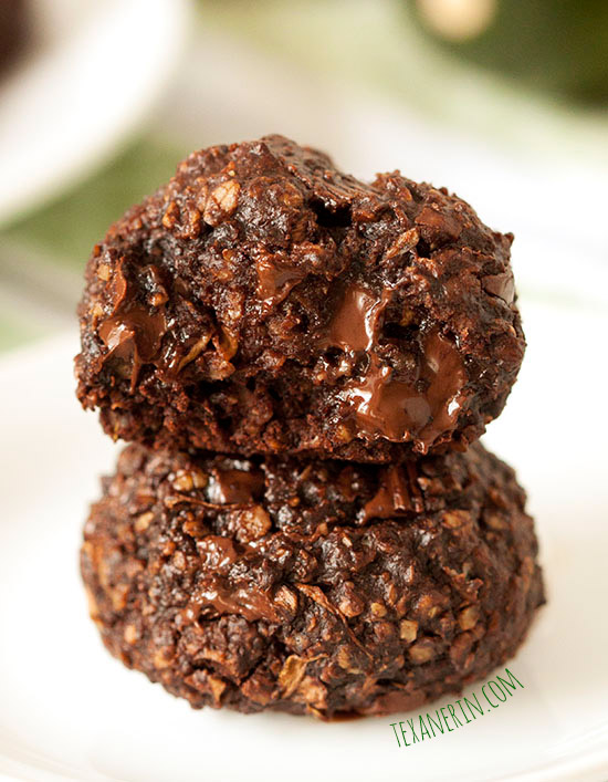 Chocolate zucchini cookies – 100% whole grain and dairy-free, these soft and fudgy cookies are a great way to use up zucchini! | texanerin.com