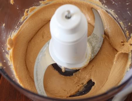 How to make homemade peanut butter - only takes a few minutes and only requires 1 ingredient! | texanerin.com