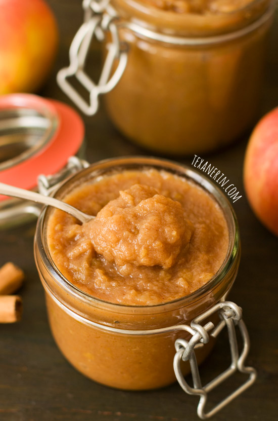 Homemade Apple Butter that's quick and sugar–free! Only takes a few minutes to put together and only needs apples, spices and lemon and apple juice. | texanerin.com
