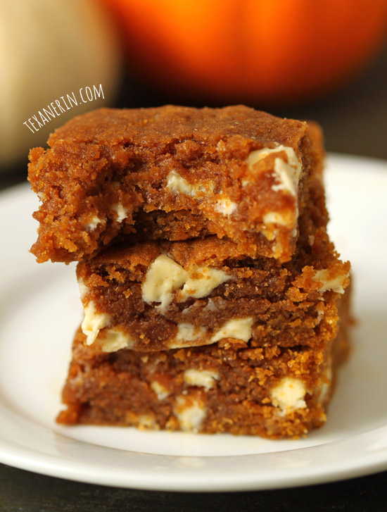 These Chewy Pumpkin Blondies are made 100% whole grain but do not taste at all healthy! | texanerin.com