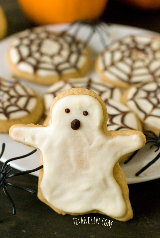 Healthier Halloween Sugar Cookies – nobody will believe these are made healthier! | texanerin.com