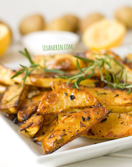 Rosemary and garlic roasted potatoes | texanerin.com