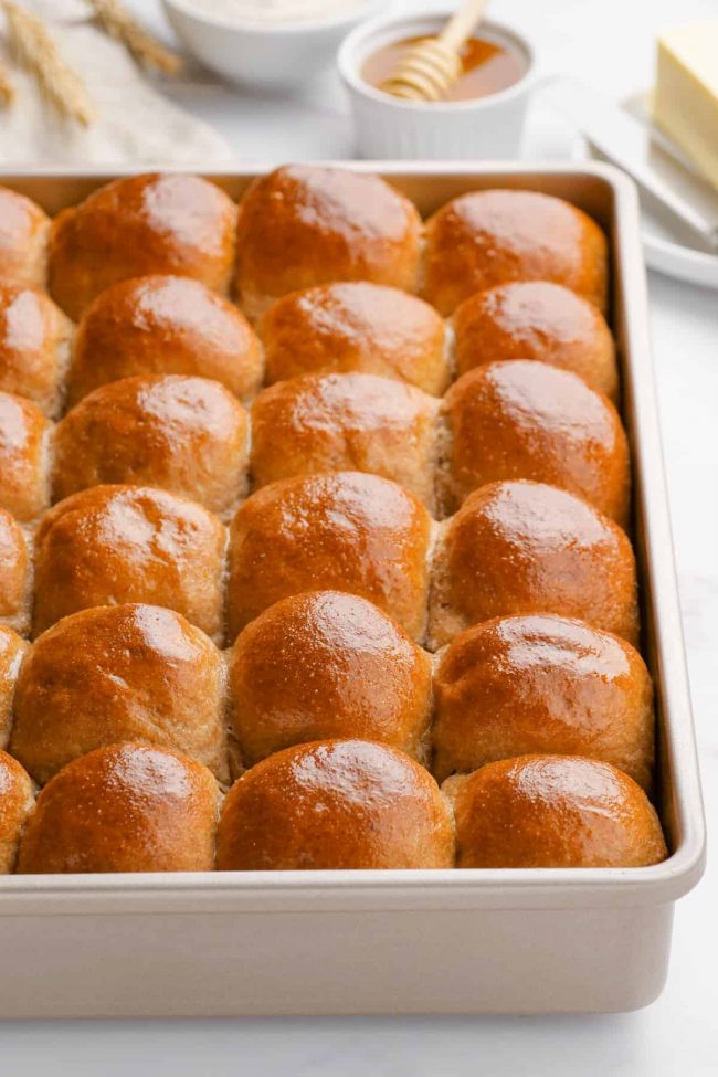 The best 100% whole wheat dinner rolls ever – so incredibly soft and fluffy! With a dairy-free option.