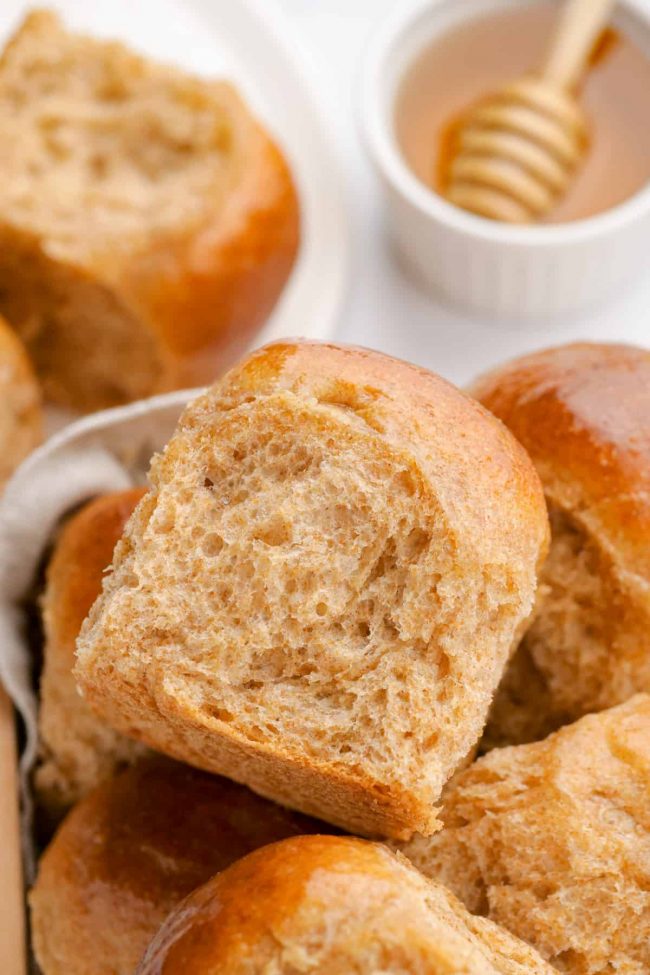 The best 100% whole wheat dinner rolls ever – so incredibly soft and fluffy! With a dairy-free option.