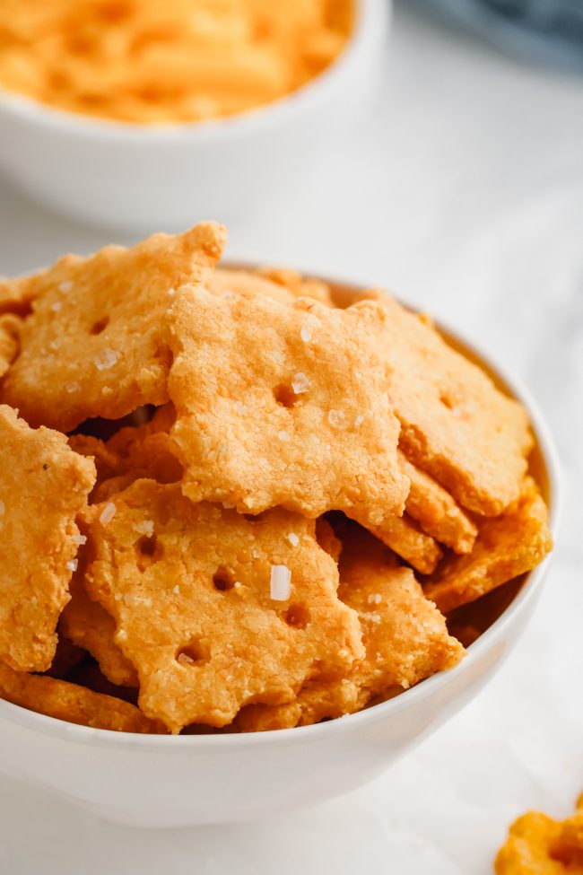 These keto cheese crackers are just as delicious as the traditional store-bought kind! Nobody will believe that these are low-carb, gluten-free and grain-free.