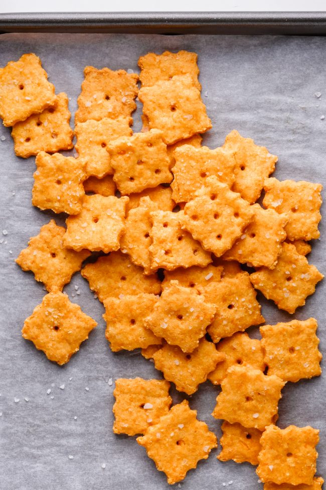 These keto cheese crackers are just as delicious as the traditional store-bought kind! Nobody will believe that these are low-carb, gluten-free and grain-free.