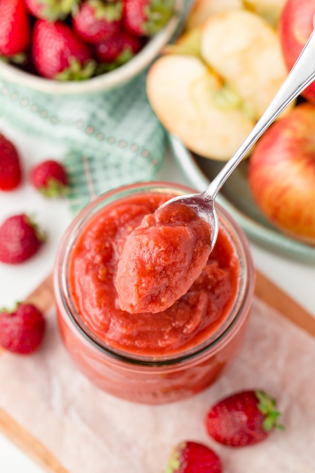 Strawberries, apples and 45 minutes are all you need for this amazingly delicious and healthy strawberry applesauce! Naturally vegan, gluten-free, paleo, dairy-free and free of added sugar.