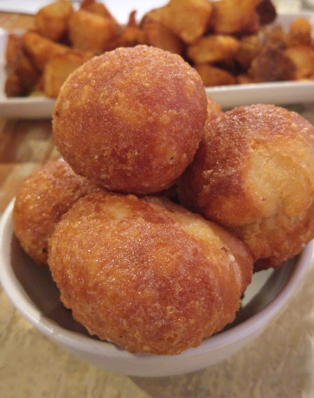 New Orleans: What and Where to Eat – Fried bread with sea salt at Pêche Seafood Grill