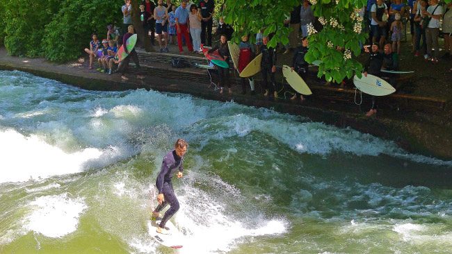 What to See and Do in Munich – Surfing in Englischer Garten 
