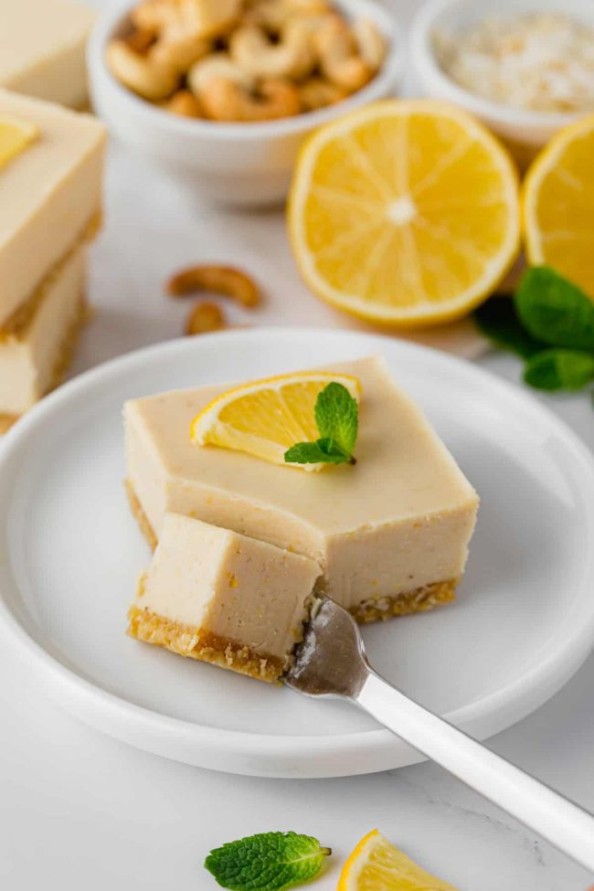 No-bake paleo and vegan lemon bars with a super creamy, cashew-based vegan and no-bake topping! Full of lemon flavor and maple-sweetened.