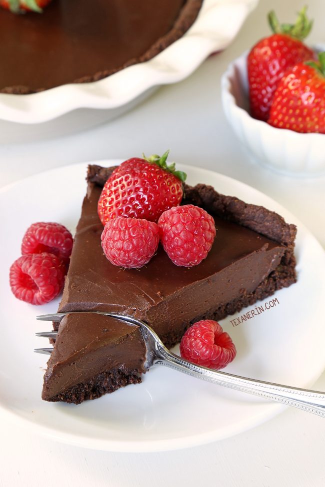 Paleo vegan chocolate cream pie with an ultra silky chocolate filling and a chocolate cookie / brownie crust! Made without tofu. Prefer a chocolate fudge pie? Serve it cold for a fudgier texture.