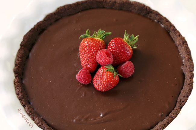 Paleo vegan chocolate cream pie with an ultra silky chocolate filling and a chocolate cookie / brownie crust! Made without tofu. Prefer a chocolate fudge pie? Serve it cold for a fudgy texture. 