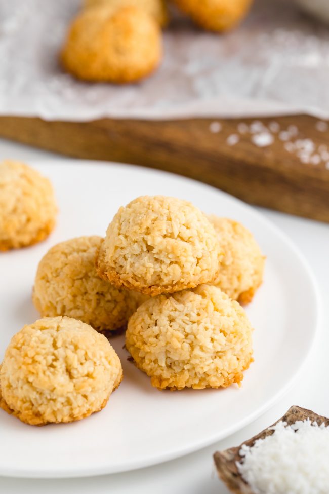 Vegan coconut macaroons that are chewy on the inside and crisp on the outside! They taste like regular macaroons but are paleo and maple-sweetened. So delicious!