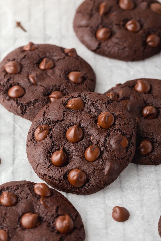 These delicious chocolate gingerbread cookies are perfectly soft, chewy and loaded with spicy Christmas goodness. Can also be made vegan.