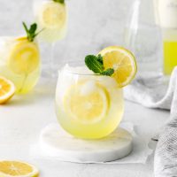 glass of limoncello spritz