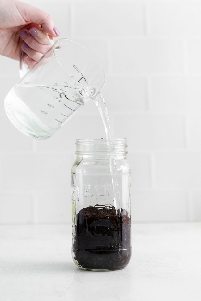 Préparation d'un Cold Brew avec un Mason Jar