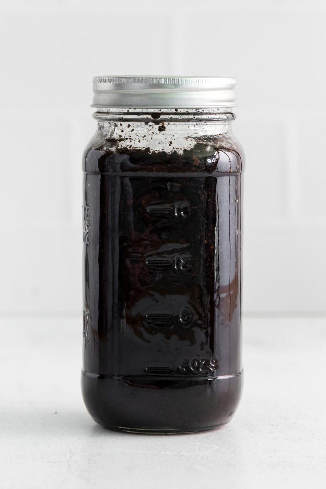 https://www.texanerin.com/content/uploads/2022/06/how-to-make-mason-jar-cold-brew-step-2-650x975.jpg