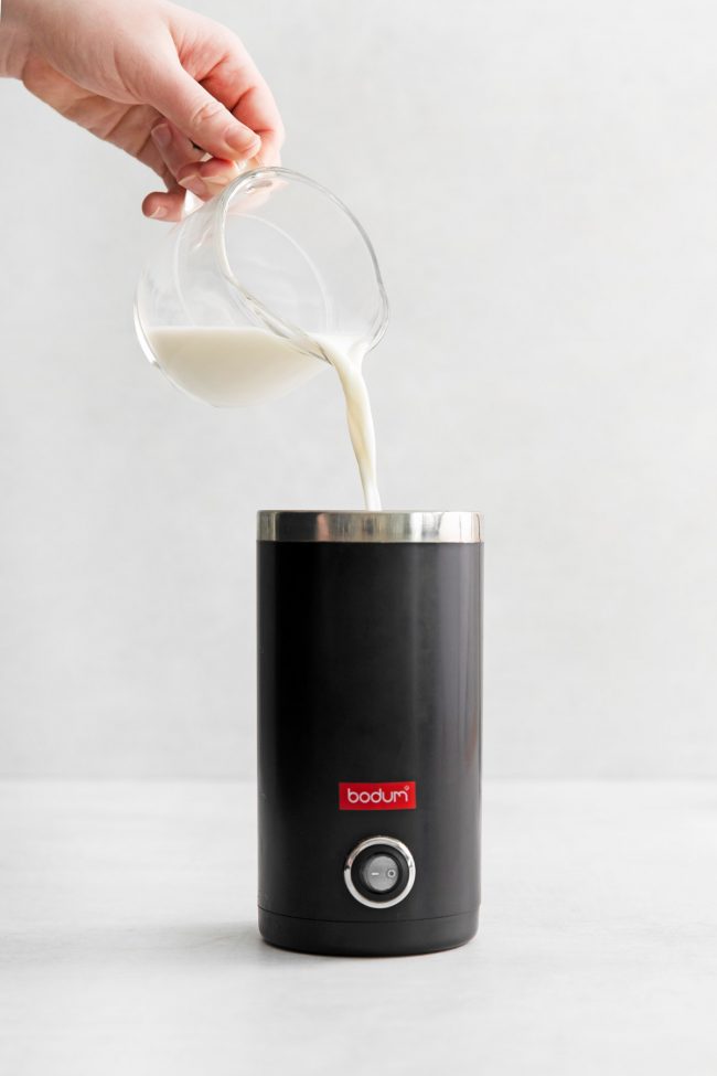 https://www.texanerin.com/content/uploads/2023/03/how-to-make-hazelnut-latte-step-4-image-650x975.jpg